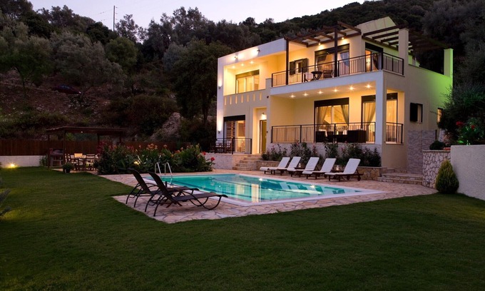 Mikros Gialos Villa | Elegant villa with beautiful view and private pool 100 m from the beach