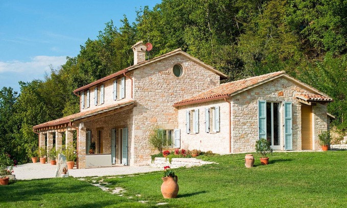 Acqualagna Villa | Elegant Villa with Garden
