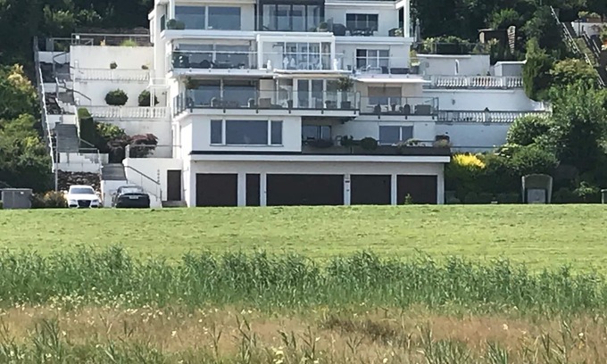 Freienbach Apartment | Elegantly furnished lake property near Zürich