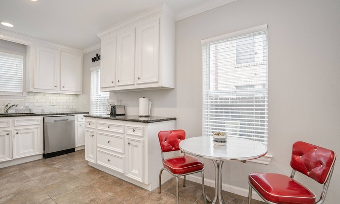 South Central Houston House | Elegantly Renovated Historic Colonial Home Texas Medical Center/Museum District