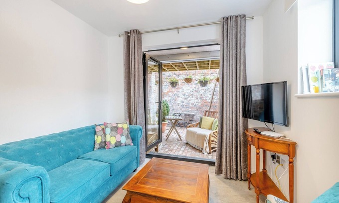 Ellesmere Cottage | Eleni Loulou - UK43585