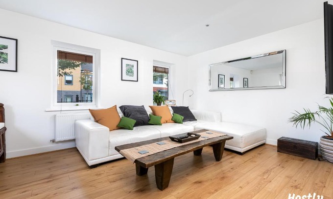 Reading Apartment | Elephant Court - Comfortable, spacious house with parking