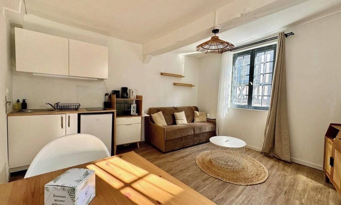 Quartier Vieux Marche-Cathedrale Apartment | Elisa, studio contemporain au coeur de la ville