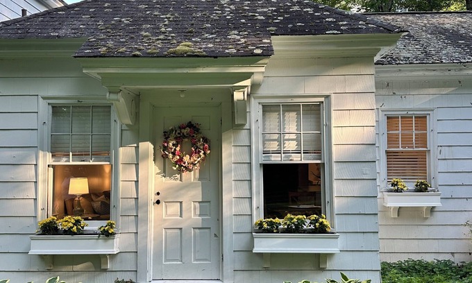 Mount Vernon Cottage | Elizabeth Cottage within historic Elizabeth Arden Estate in Belgrade Lakes.