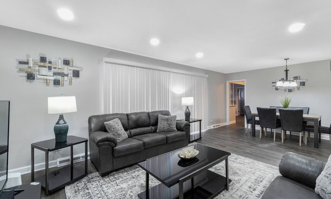 Elk Grove Village House | Elk Grove Village FHS Rental
