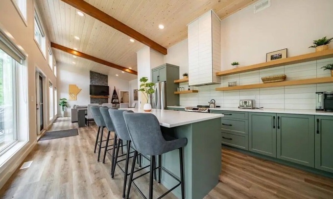 Wasagaming Cabin | Elkhorn Residence Cabin - 4 Bedrooms + Hot Tub