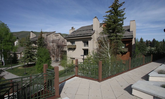 Sun Valley House | Elkhorn Village