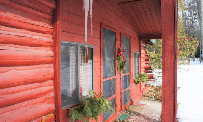 Grawn Resort | Ellis Lake Resort - Tamarack Logroom-Interlochen/Traverse City