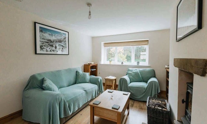 Welton House | Elm House Cottage: Charming Country Cottage with Log Burner