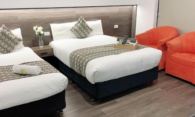 Golden Square Hotel | Elm Motel
