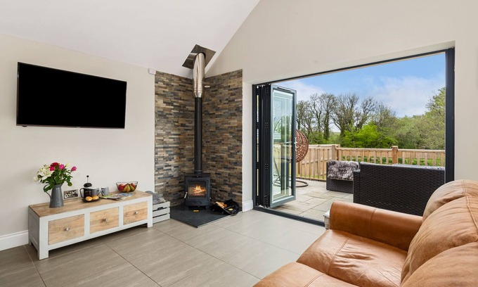 St. Florence Cottage | Elm Tree Cottage With Pond View