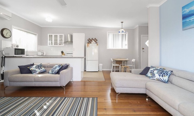 Long Jetty Apartment | Eloora House, Blue bay