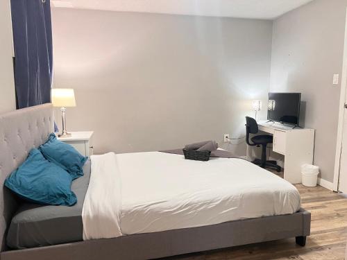 West Edmonton Apartment | Elsichy Stay Cozy Home - Sleeps 10- Near West Edmonton Mall