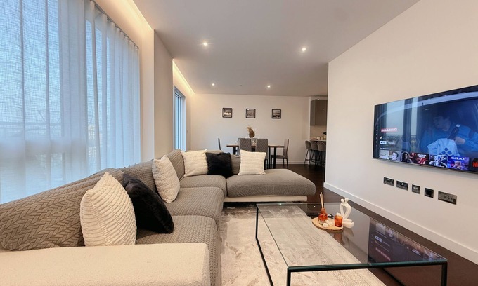 Nine Elms Apartment | Embassy Sky 3BR: Luxe Flat w/Balcony, Nine Elms