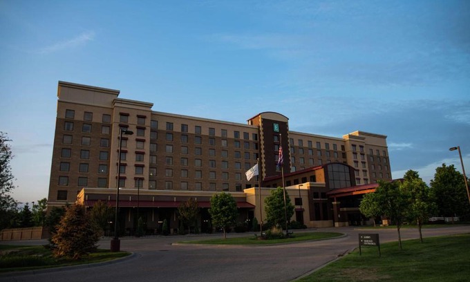 Brooklyn Center Hotel | Embassy Suites by Hilton Minneapolis North