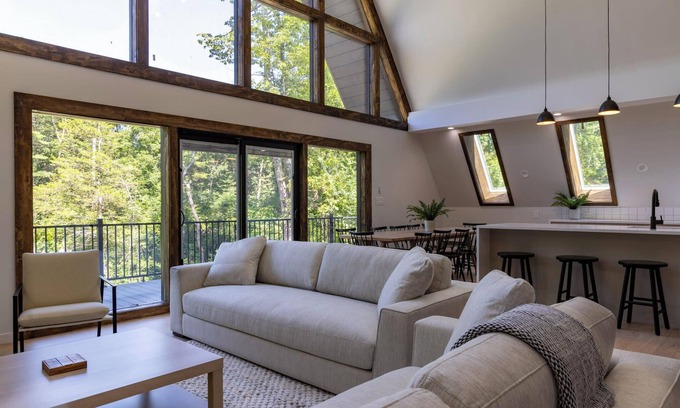Catskill House | Emberwood Lodge - Luxury Cabin, Kid Friendly