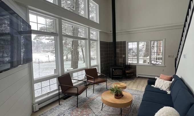Amherst Junction House | Embrace the calmness of the lake