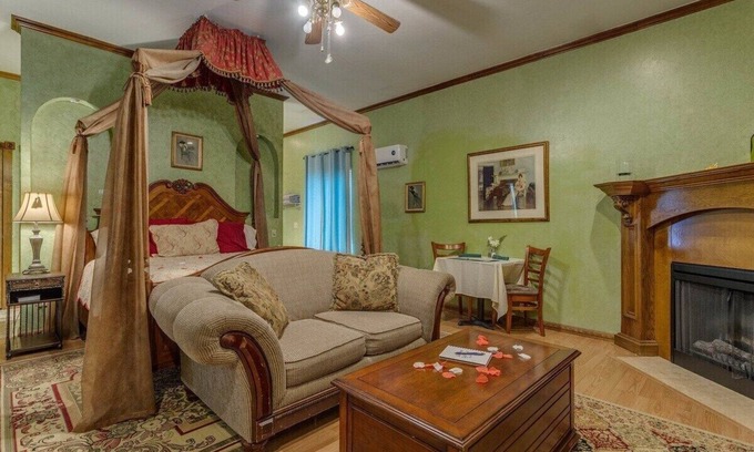 Norman Apartment | Emerald Dream Cottage at Whispering Pines Inn