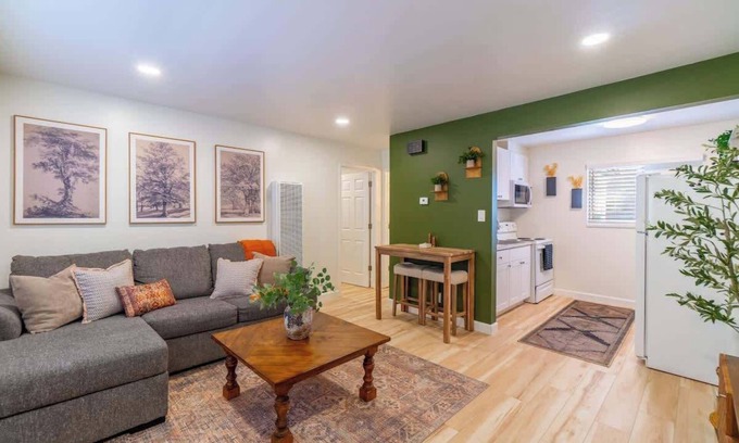 West University House | Emerald Escape - UNR & Pet Friendly - Fenced Yard