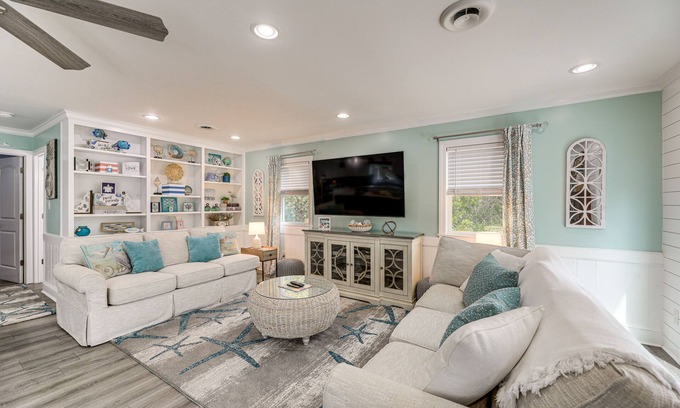 Emerald Isle Apartment | Emerald Isle Beach House: Walk to the Sand!