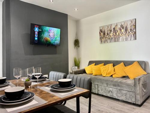Castle House | EMERALD LIVING, 4 bedrooms in the heart of Swansea, close to beaches!