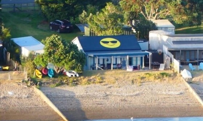 Pataua House | EMOJI Waterfront Beach house - Large decks with great indoor/outdoor flow