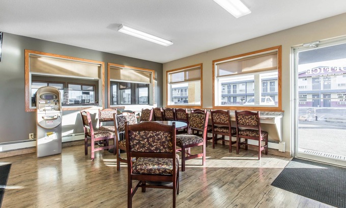 Red Deer Hotel | Empire Inn & Suites
