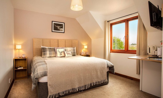 Alness Bed & Breakfast | En-suite bedroom with the option of a Super-King or Twin bed.
