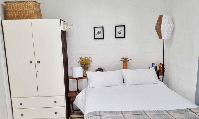 Wynberg Cottage | En-Suite private cozy modern self-catering cottage.