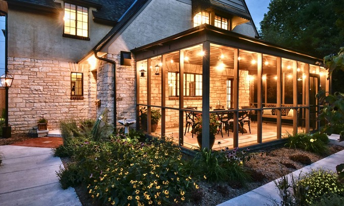Manhattan Cottage | Enchanted Cottage Next to K-State Campus