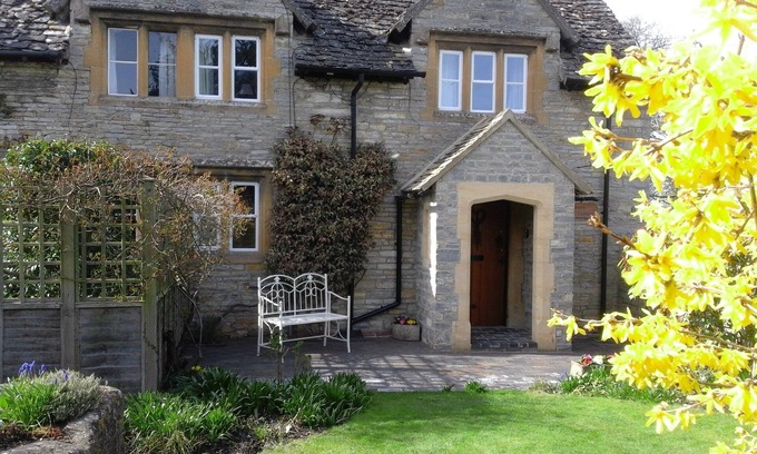 Bretforton Cottage | Enchanting 17th Century Cotswold Cottage in the beautiful village of Bretforton