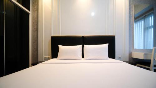 Tanjungsari Apartment | Enchanting and Stunning 2BR La Riz Supermall Mansion Apartment By Travelio