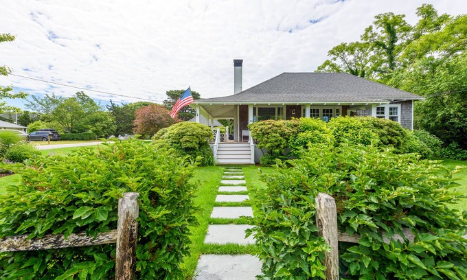 East Chop House | Enchanting bungalow with golf nearby, full kitchen, central AC, & washer/dryer