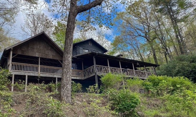 Lake Toxaway House | Enchanting Cabin with Hot Tub & Fire Pit Overlooking Golf Course at Lake Toxaway