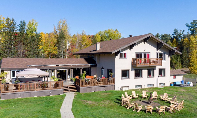 Sainte-Marguerite-du-Lac-Masson Ski Chalet | Enchanting Lakefront Property in the Heart of Nature