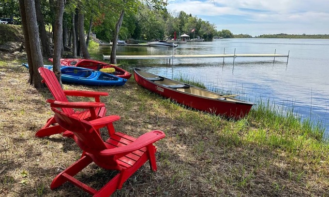 Carden Cottage | Enchanting Waterfront Escape, 3+1 bedrooms,3 Baths