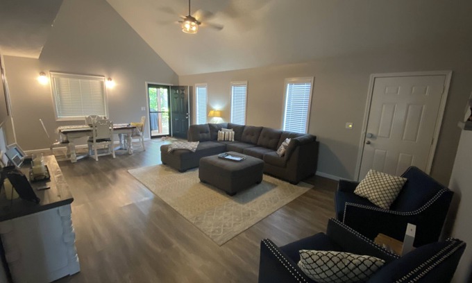 Jamestown House | Endless Summer Getaway - 1 mile away from Jamestown Marina!