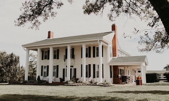 Buchanan County House | Enjoy a Beautiful Colonial Home and All The Kansas City Area Has to Offer