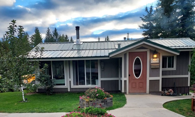 Bonners Ferry Cottage | Enjoy a clean,quiet,comfortable place in the woods all to yourself.