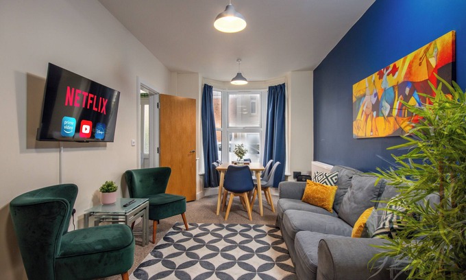 Southampton House | Enjoy a relaxing summer stay in our spacious 4-bed home in the heart of Southampton
