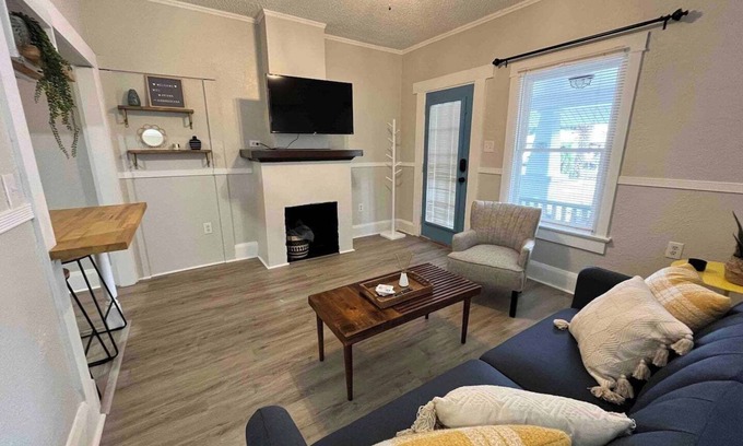 Dixieland Apartment | Enjoy a stylish experience at this centrally-located place