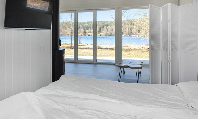 Eda Municipality Apartment | Enjoy a wonderful view of the lake on vacation in this modern vacation apartment.