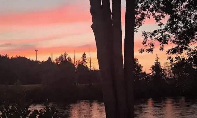 Springfield House | Enjoy Beautiful Sunsets on the Willamette River in a rural setting