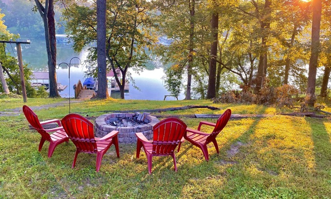 Winchester House | Enjoy fireside sunset & walk to movies, shops, restaurants!