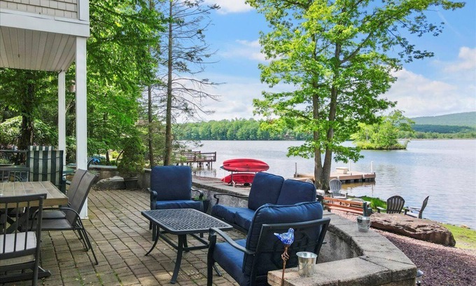 Drums House | Enjoy lakefront comfort and beauty of all the seasons near the Poconos!