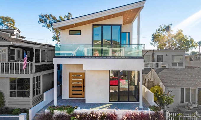 Balboa Island House | Enjoy Modern Luxury with Stunning Roof Top and Elevator