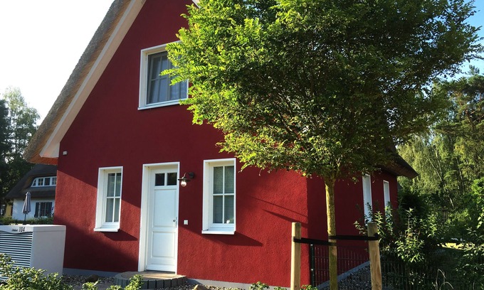 Glowe House | Enjoy the autumn under the thatched roof - close to the beach, comfortable, Wi-Fi, sauna, dog willk.