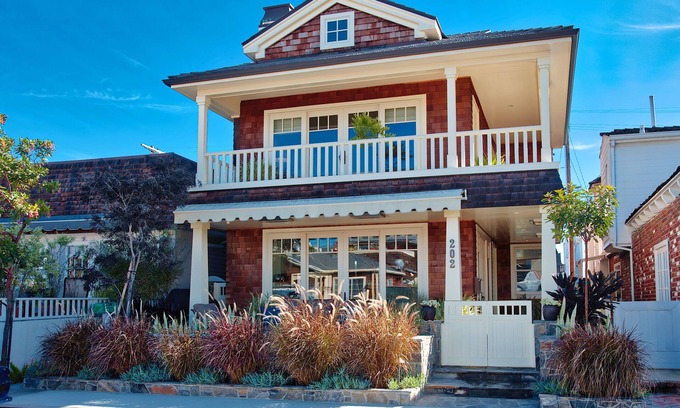 Balboa Island House | Enjoy the Balboa Experience in this beautiful Craftsman house!