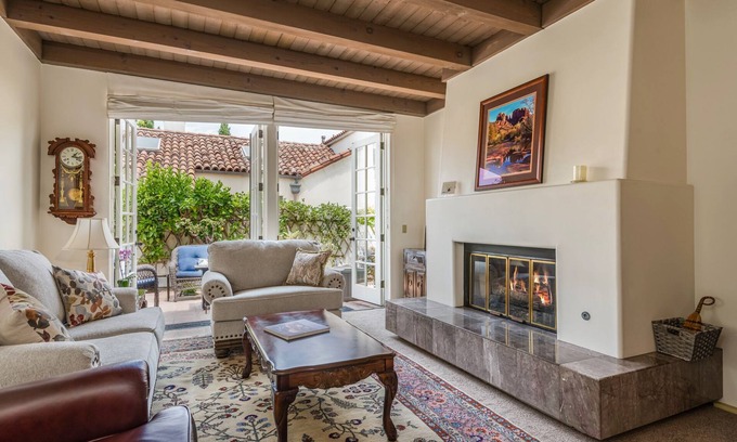 Laguna Condo | Enjoy the Beauty of Downtown Santa Barbara Walk Everywhere!