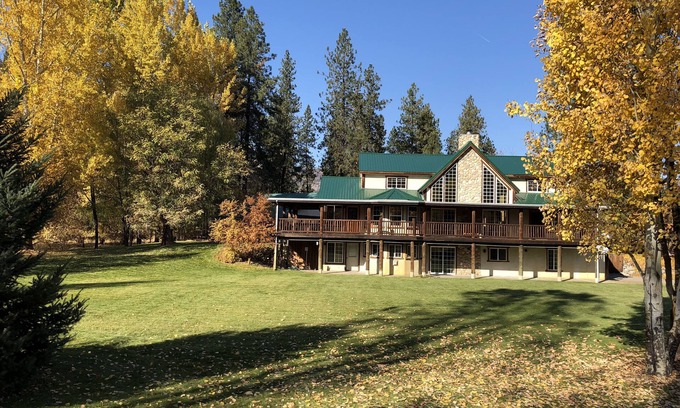 Northport House | Enjoy the rustic elegance of our beautiful 4 seasons lodge.